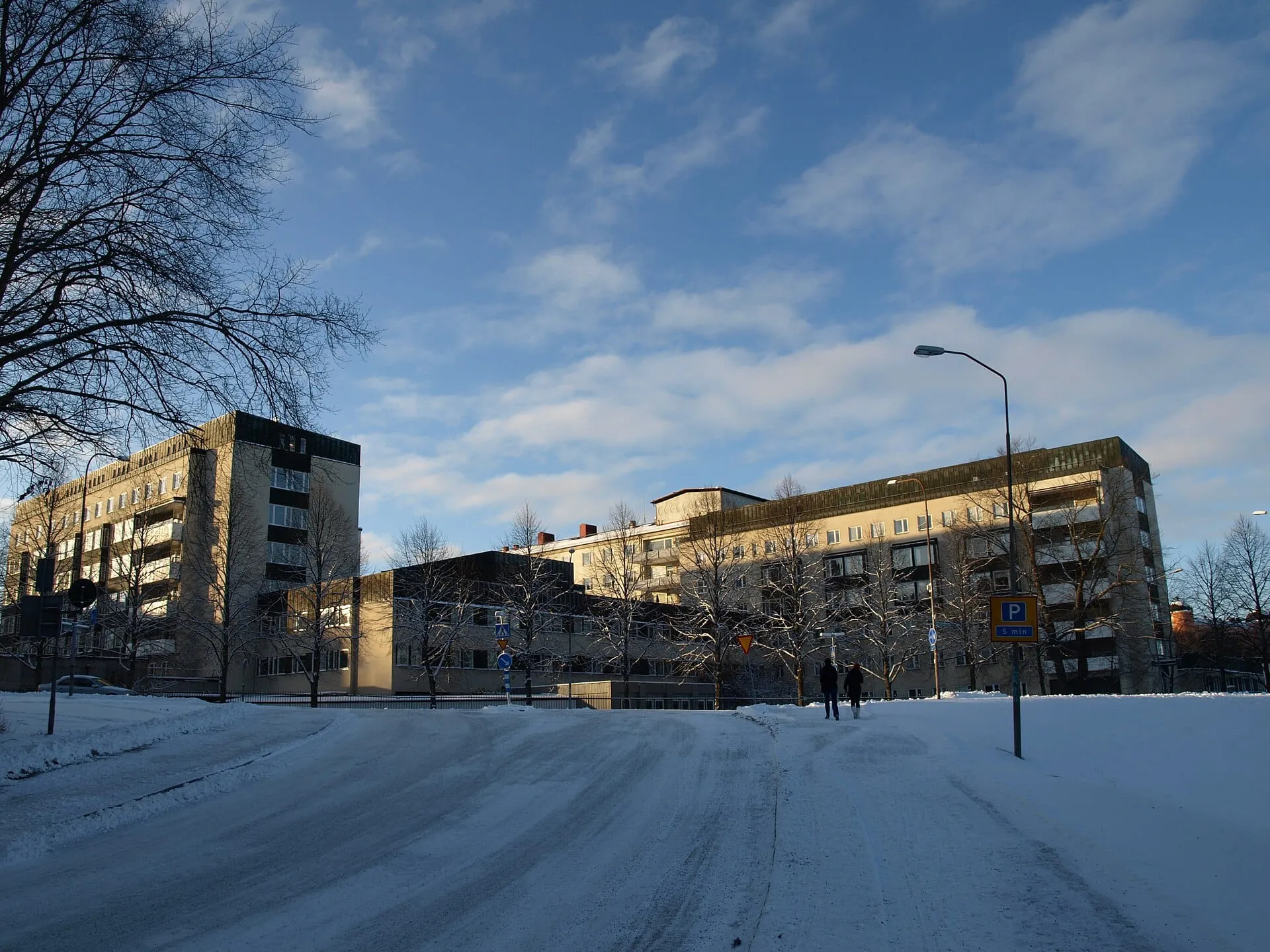Byggnader vid Akademiska sjukhuset i Uppsala en vinterdag med snö på marken.